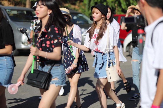 TWICE đẹp rạng rỡ giữa lòng Đà Nẵng, trải nghiệm du lịch chùa - Ảnh 4.