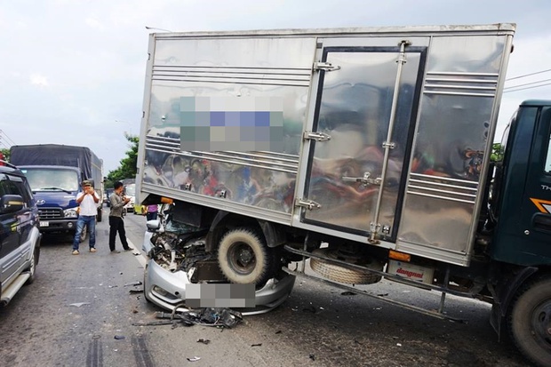 Xế hộp bẹp dúm, cõng xe tải sau tai nạn liên hoàn ở Sài Gòn - Ảnh 1.