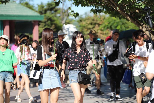 TWICE đẹp rạng rỡ giữa lòng Đà Nẵng, trải nghiệm du lịch chùa - Ảnh 5.