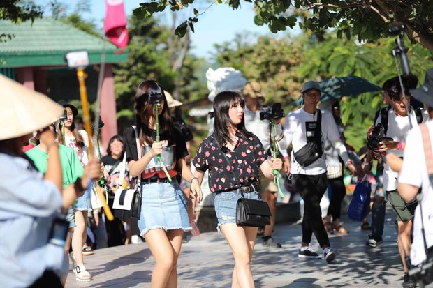 TWICE đẹp rạng rỡ giữa lòng Đà Nẵng, trải nghiệm du lịch chùa - Ảnh 6.
