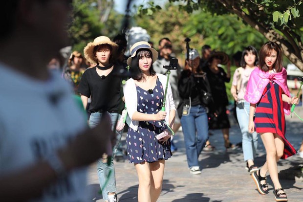 TWICE đẹp rạng rỡ giữa lòng Đà Nẵng, trải nghiệm du lịch chùa - Ảnh 7.