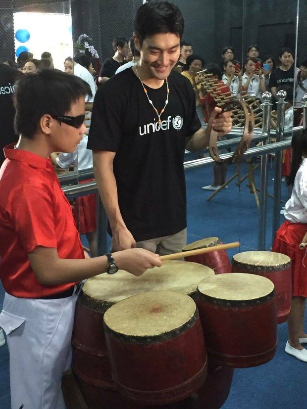 Loạt ảnh Siwon từ thiện tại Đà Nẵng: Đẳng cấp mỹ nam đình đám và phong thái của sao hạng A - Ảnh 4.