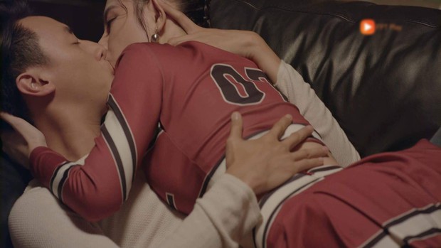 Glee Việt tập 1 mở màn với nụ hôn cháy bỏng giữa Rocker và Angela Phương Trinh - Ảnh 1.