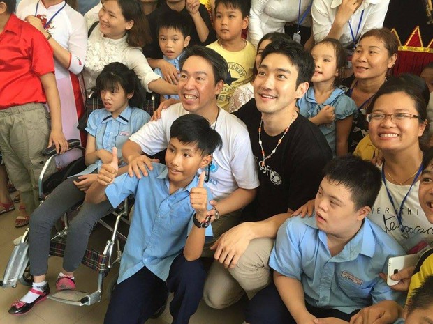 Loạt ảnh Siwon từ thiện tại Đà Nẵng: Đẳng cấp mỹ nam đình đám và phong thái của sao hạng A - Ảnh 2.