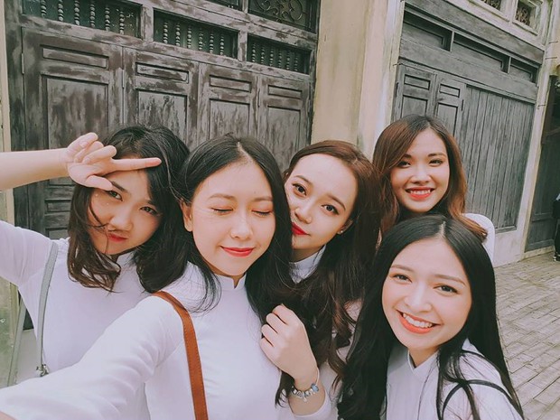 Tấm ảnh 5 cô bạn xinh đẹp, cùng mặc đồng phục Kinh tế quốc dân hot nhất hôm nay! - Ảnh 4. Tấm ảnh 5 cô bạn xinh đẹp, cùng mặc đồng phục Kinh tế quốc dân hot nhất hôm nay! - Ảnh 4.