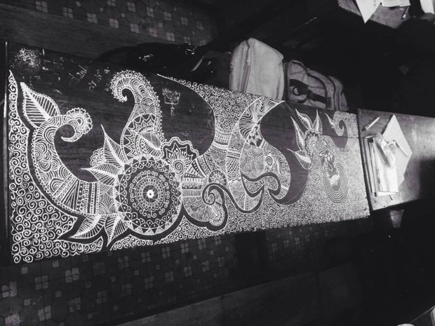 Chỉ với một cây bút xóa, nam sinh biến bàn học cũ thành một bức tranh cực ấn tượng - Ảnh 5.