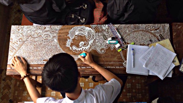 Chỉ với một cây bút xóa, nam sinh biến bàn học cũ thành một bức tranh cực ấn tượng - Ảnh 1.