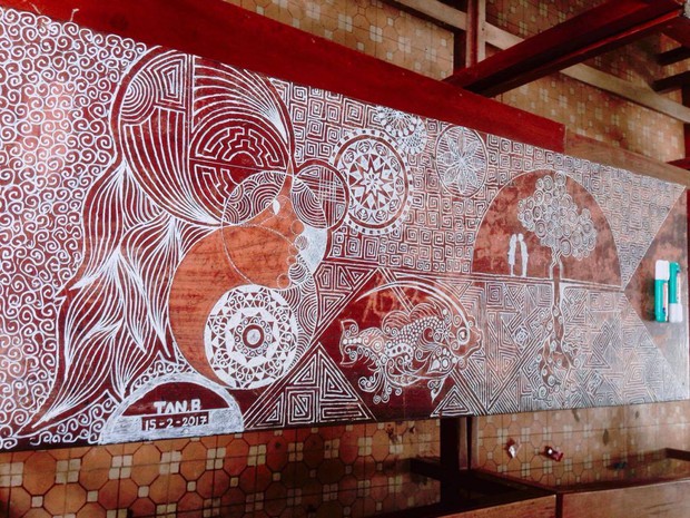 Chỉ với một cây bút xóa, nam sinh biến bàn học cũ thành một bức tranh cực ấn tượng - Ảnh 4.