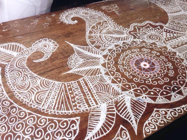 Chỉ với một cây bút xóa, nam sinh biến bàn học cũ thành một bức tranh cực ấn tượng - Ảnh 2.