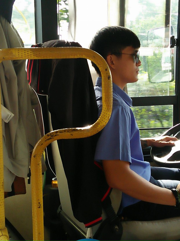 Chuyến buýt số 122 An Sương - Tân Quy: Đẹp trai từ nhân viên bán vé đến bác tài, khách hàng crush khi bước lên xe! - Ảnh 2. Chuyến buýt số 122 An Sương - Tân Quy: Đẹp trai từ nhân viên bán vé đến bác tài, khách hàng crush khi bước lên xe! - Ảnh 2.