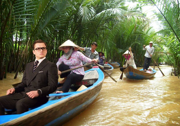 Ảnh vui: Dàn sao Kingsman 2 đến Việt Nam vừa làm nhiệm vụ, vừa xơi bún riêu, đi chơi sông nước - Ảnh 6. Ảnh vui: Dàn sao Kingsman 2 đến Việt Nam vừa làm nhiệm vụ, vừa xơi bún riêu, đi chơi sông nước - Ảnh 6.