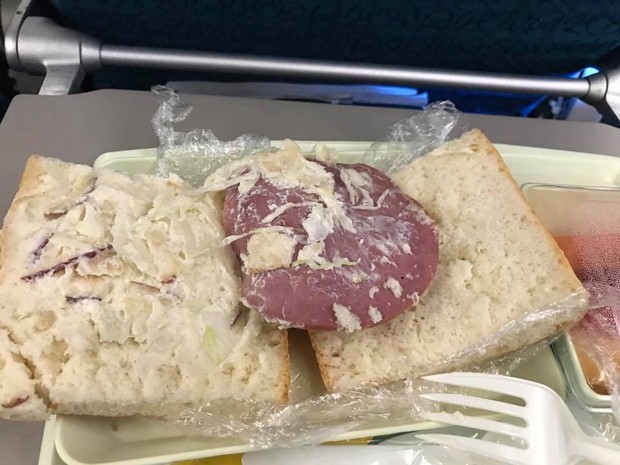 Chất lượng bữa ăn nhẹ của Vietnam Airlines và cách chê bai gây tranh cãi của một hành khách - Ảnh 3. Chất lượng bữa ăn nhẹ của Vietnam Airlines và cách chê bai gây tranh cãi của một hành khách - Ảnh 3.