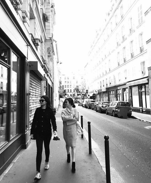 Song Hye Kyo khoe ảnh dáng thon tại Paris, fan đoán Song Joong Ki hớn hở bên cạnh chính là người chụp - Ảnh 2. Song Hye Kyo khoe ảnh dáng thon tại Paris, fan đoán Song Joong Ki hớn hở bên cạnh chính là người chụp - Ảnh 2.