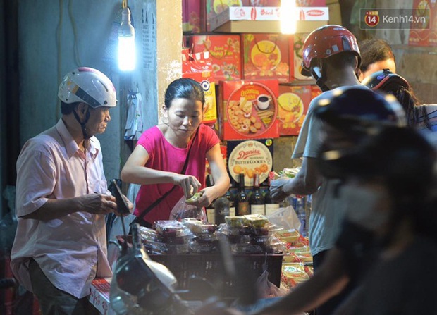 Bánh trung thu đại hạ giá hút khách, người dân xếp hàng mua, xe cộ để tràn lòng đường - Ảnh 2. Bánh trung thu đại hạ giá hút khách, người dân xếp hàng mua, xe cộ để tràn lòng đường - Ảnh 2.