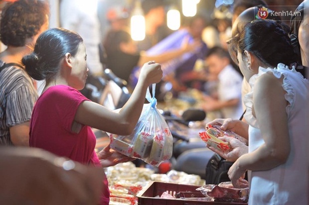 Bánh trung thu đại hạ giá hút khách, người dân xếp hàng mua, xe cộ để tràn lòng đường - Ảnh 3. Bánh trung thu đại hạ giá hút khách, người dân xếp hàng mua, xe cộ để tràn lòng đường - Ảnh 3.