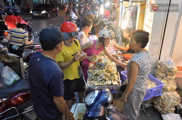 Bánh trung thu đại hạ giá hút khách, người dân xếp hàng mua, xe cộ để tràn lòng đường - Ảnh 4. Bánh trung thu đại hạ giá hút khách, người dân xếp hàng mua, xe cộ để tràn lòng đường - Ảnh 4.