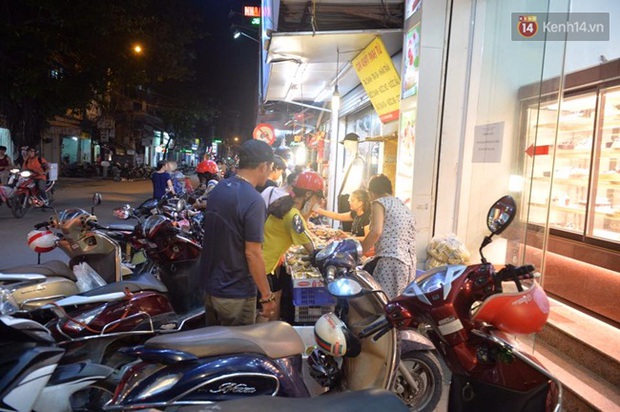 Bánh trung thu đại hạ giá hút khách, người dân xếp hàng mua, xe cộ để tràn lòng đường - Ảnh 5. Bánh trung thu đại hạ giá hút khách, người dân xếp hàng mua, xe cộ để tràn lòng đường - Ảnh 5.