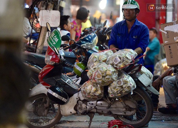 Bánh trung thu đại hạ giá hút khách, người dân xếp hàng mua, xe cộ để tràn lòng đường - Ảnh 6. Bánh trung thu đại hạ giá hút khách, người dân xếp hàng mua, xe cộ để tràn lòng đường - Ảnh 6.