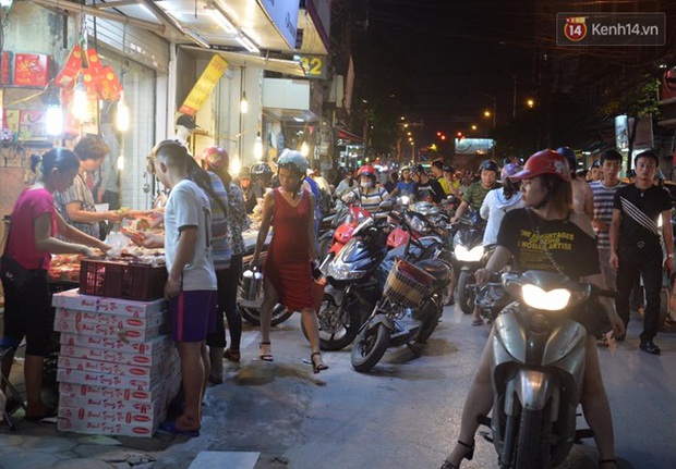 Bánh trung thu đại hạ giá hút khách, người dân xếp hàng mua, xe cộ để tràn lòng đường - Ảnh 7. Bánh trung thu đại hạ giá hút khách, người dân xếp hàng mua, xe cộ để tràn lòng đường - Ảnh 7.