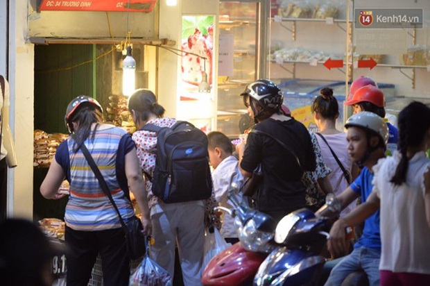 Bánh trung thu đại hạ giá hút khách, người dân xếp hàng mua, xe cộ để tràn lòng đường - Ảnh 10. Bánh trung thu đại hạ giá hút khách, người dân xếp hàng mua, xe cộ để tràn lòng đường - Ảnh 10.
