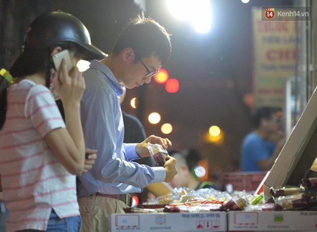 Bánh trung thu đại hạ giá hút khách, người dân xếp hàng mua, xe cộ để tràn lòng đường - Ảnh 11. Bánh trung thu đại hạ giá hút khách, người dân xếp hàng mua, xe cộ để tràn lòng đường - Ảnh 11.