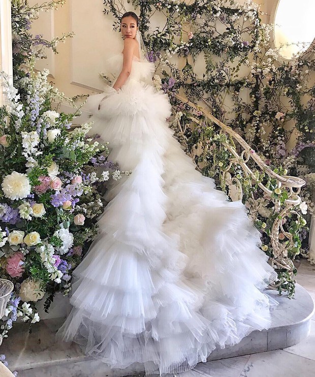 Váy cưới bồng bềnh như mây trắng của fashionista Hong Kong khiến bạn phải thốt lên: Liệu đây có phải mơ? - Ảnh 2. Váy cưới bồng bềnh như mây trắng của fashionista Hong Kong khiến bạn phải thốt lên: Liệu đây có phải mơ? - Ảnh 2.
