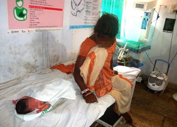 Bị gia đình ruồng bỏ, thiếu nữ 17 tuổi phải một mình sinh con ở lề đường - Ảnh 4.