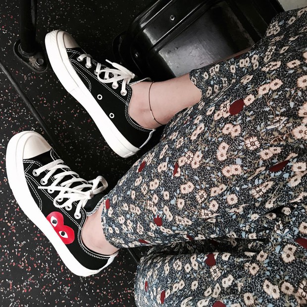 Converse x COMME des GARÇONS Play: đôi sneaker ra mắt đã lâu nhưng chưa bao giờ giới trẻ thôi mê đắm - Ảnh 8. Converse x COMME des GARÇONS Play: đôi sneaker ra mắt đã lâu nhưng chưa bao giờ giới trẻ thôi mê đắm - Ảnh 8.
