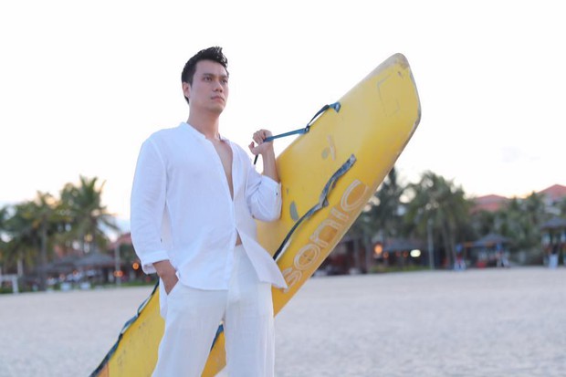 Phan Hải Việt Anh bất ngờ phanh áo, khoe body cực săn chắc - Ảnh 2.