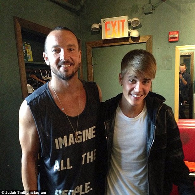 Người cha thứ 2 giúp Justin Bieber hướng thiện bỗng gây chú ý vì quá đẹp trai - Ảnh 5.