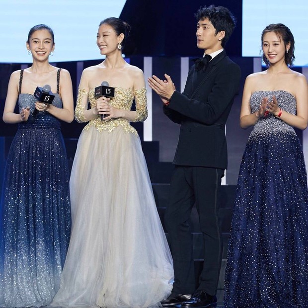 Vô tình đụng hàng váy áo tại sự kiện, Angela Baby được ví như phù dâu của cặp đôi Nghê Ni – Tỉnh Bách Nhiên - Ảnh 4.