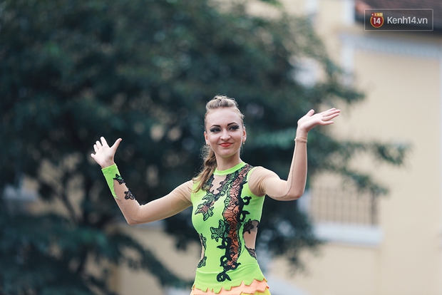 Dàn trai xinh gái đẹp ngoại quốc và những màn biểu diễn nghệ thuật náo loạn phố đi bộ hồ Gươm dịp cuối tuần - Ảnh 5.