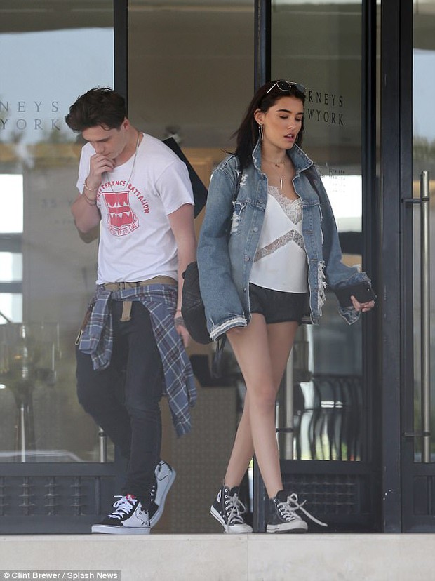 Brooklyn Beckham công khai khóa môi bạn gái mới Madison Beer chốn đông người - Ảnh 4. Brooklyn Beckham công khai khóa môi bạn gái mới Madison Beer chốn đông người - Ảnh 4.