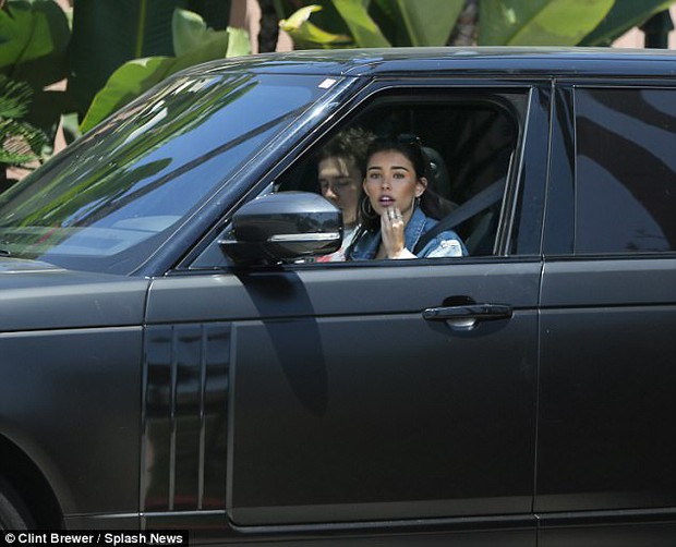 Brooklyn Beckham công khai khóa môi bạn gái mới Madison Beer chốn đông người - Ảnh 6. Brooklyn Beckham công khai khóa môi bạn gái mới Madison Beer chốn đông người - Ảnh 6.