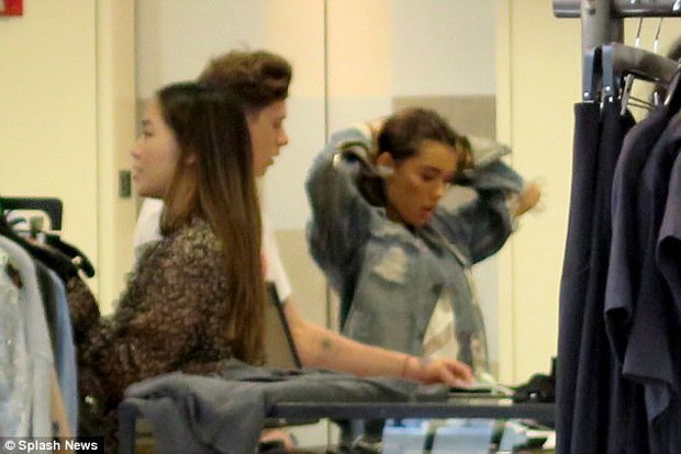 Brooklyn Beckham công khai khóa môi bạn gái mới Madison Beer chốn đông người - Ảnh 3. Brooklyn Beckham công khai khóa môi bạn gái mới Madison Beer chốn đông người - Ảnh 3.