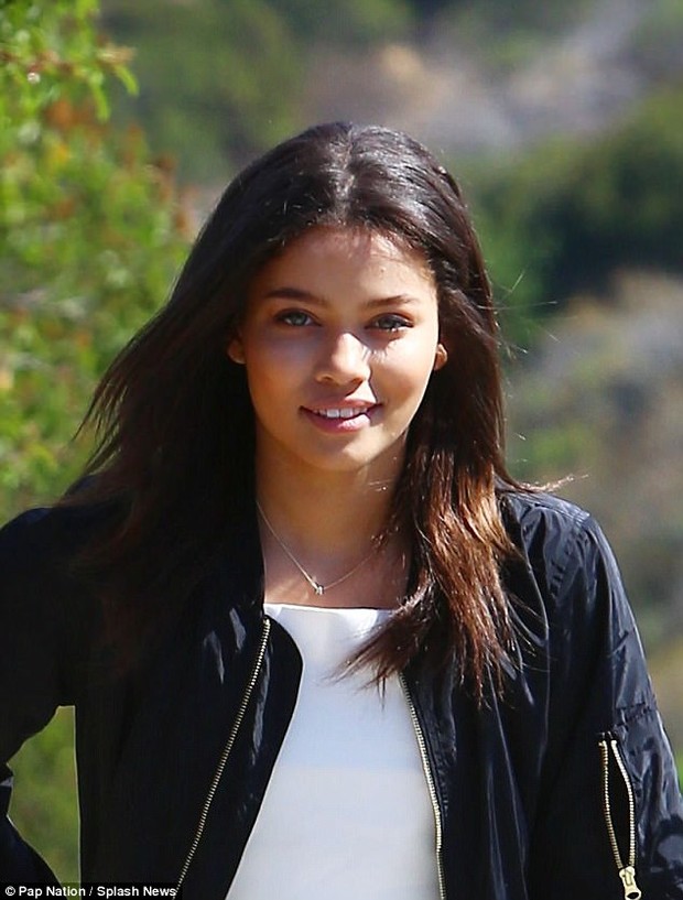 Selena diện áo khoét sâu khoe vòng 1 bên The Weeknd, Justin lại hẹn hò với người đẹp mới - Ảnh 9.