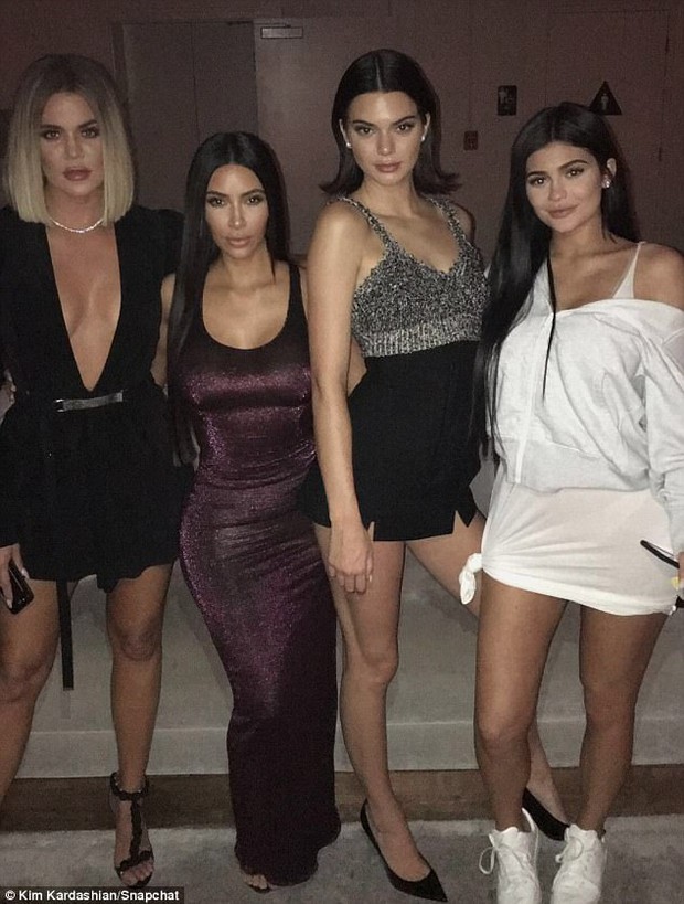 Băng đăng hình vòng 3 và những món quà độc đáo trong tiệc sinh nhật Kylie Jenner - Ảnh 4. Băng đăng hình vòng 3 và những món quà độc đáo trong tiệc sinh nhật Kylie Jenner - Ảnh 4.