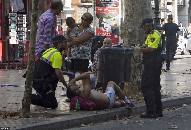 Khung cảnh hỗn loạn tại Barcelona sau vụ lao xe: Ít nhất 13 người đã thiệt mạng và hàng chục người bị thương - Ảnh 12.