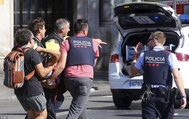 Khung cảnh hỗn loạn tại Barcelona sau vụ lao xe: Ít nhất 13 người đã thiệt mạng và hàng chục người bị thương - Ảnh 14.