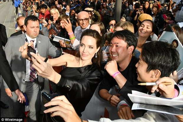 Pax Thiên giờ đã là quý tử cao nhất nhà Angelina Jolie, xuất hiện đầy chững chạc trên thảm đỏ - Ảnh 11. Pax Thiên giờ đã là quý tử cao nhất nhà Angelina Jolie, xuất hiện đầy chững chạc trên thảm đỏ - Ảnh 11.