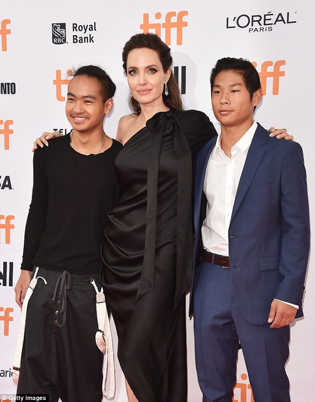 Pax Thiên giờ đã là quý tử cao nhất nhà Angelina Jolie, xuất hiện đầy chững chạc trên thảm đỏ - Ảnh 1. Pax Thiên giờ đã là quý tử cao nhất nhà Angelina Jolie, xuất hiện đầy chững chạc trên thảm đỏ - Ảnh 1.