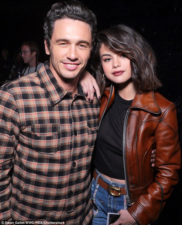 Selena Gomez diện áo mỏng tang hớ hênh vòng 1 mà vẫn không gây phản cảm vì quá đẹp - Ảnh 3. Selena Gomez diện áo mỏng tang hớ hênh vòng 1 mà vẫn không gây phản cảm vì quá đẹp - Ảnh 3.