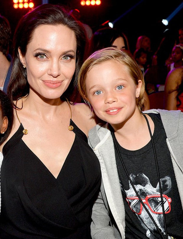 Con gái Shiloh của Angelina Jolie đã muốn điều trị hormone để chuyển giới? - Ảnh 2. Con gái Shiloh của Angelina Jolie đã muốn điều trị hormone để chuyển giới? - Ảnh 2.