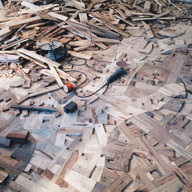 Thu thập các mảnh gỗ vụn bỏ đi, người đàn ông biến sàn nhà thành một tác phẩm nghệ thuật đẹp ngỡ ngàng - Ảnh 9.