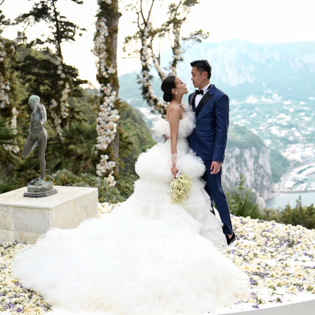 Váy cưới bồng bềnh như mây trắng của fashionista Hong Kong khiến bạn phải thốt lên: Liệu đây có phải mơ? - Ảnh 4. Váy cưới bồng bềnh như mây trắng của fashionista Hong Kong khiến bạn phải thốt lên: Liệu đây có phải mơ? - Ảnh 4.