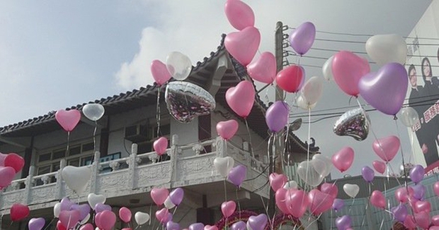 Hôn thê đang mang thai qua đời vì tai nạn giao thông, người đàn ông chung tình biến lễ viếng thành buổi lễ đính hôn - Ảnh 8.