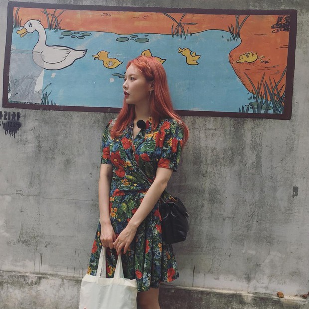 Mặc thiếu vải lên sân khấu, bận váy ngắn cũn lên truyền hình nhưng ngoài đời, HyunA lại toàn diện đồ retro hiền lành dễ mến không ngờ - Ảnh 5.