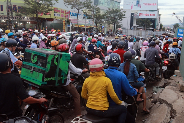 Chùm ảnh: Công trình hầm chui chậm tiến độ, người dân Đà Nẵng mệt mỏi trước cảnh hàng ngàn phương tiện ùn ứ kéo dài - Ảnh 3. Chùm ảnh: Công trình hầm chui chậm tiến độ, người dân Đà Nẵng mệt mỏi trước cảnh hàng ngàn phương tiện ùn ứ kéo dài - Ảnh 3.