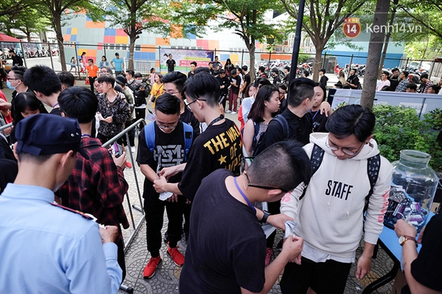 Sài Gòn: Cận cảnh sự kiện lớn nhất năm về giày sneaker đang thu hút hàng ngàn bạn trẻ đến tham dự! - Ảnh 6.