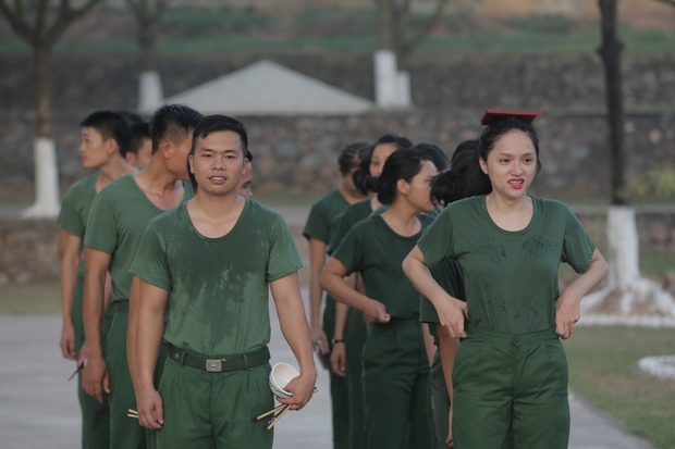 Sao nhập ngũ: Hương Giang Idol nữ tính, lăn xả trong quân đội - Ảnh 3.